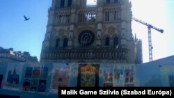 Néhány gyerekrajzon a tűzvész látható