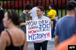 Мужчина держит табличку с выражением своей признательности президенту США Джо Байдену на Пенсильвания-авеню перед Белым домом в Вашингтоне, округ Колумбия, 21 июля 2024 года.