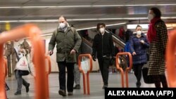 Ingázók a bécsi Westbahnhof metróállomáson 2021. január 25-én.