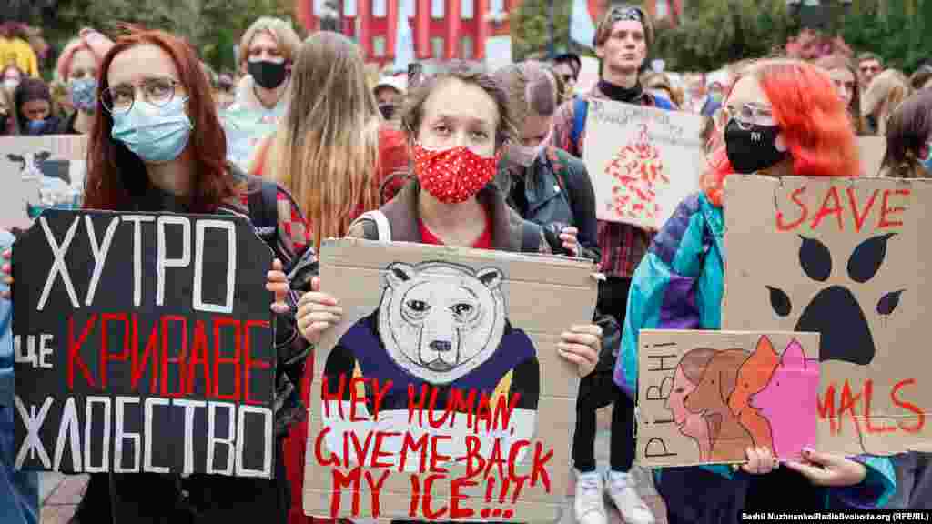 Учасники тримали в руках плакати з гаслами &laquo;В Україні залишилося 300 ведмедів&raquo;, &laquo;Будь їхнім голосом!&raquo;, &laquo;Не тестуй на мені свою помаду&raquo;, &laquo;За цирк без тварин&raquo;, &laquo;Твоя шуба кричала перед смертю&raquo; та інші