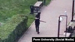Въоръженият мъж е бил сниман от студенти преди да влезе в университета в Перм.