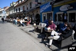 Zágrábi kávézóban beszélgetnek a vendégek 2021. március 1-én.