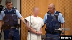 Sulmuesi i dyshuar, Brenton Tarrant, gjatë paraqitjes pranë një gjykate në Kristçërç të Zelandës së Re. 