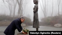 Міністр закордонних справ Канади Франсуа-Філіп Шампань покладає квіти до меморіалу жертвам Голодомору в Україні, Київ, 4 березня 2020 року