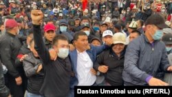 Дүйшөн Төрөкуловду «губернатор кылабыз» деп тарапташтары алып келе жаткан учур. 7-октябрь, 2020-жыл.