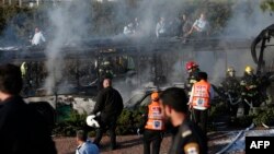 نمایی از اتوبوسی که در اثر انفجار روز دوشنبه در بیت‌المقدس در آتش سوخت.