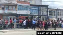  Građani koji čekaju na isplatu mesečne pomoći (Severna Mitrovica)