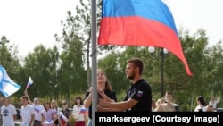 На подвірʼї місцевої церкви в окупованому Мелітополі піднімають російський триколор