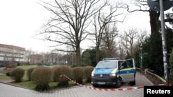 Німецька поліція охороняє парк, де в результаті ножового нападу було вбито дві людини, одна з яких дитина, в Ашаффенбурзі, Німеччина, 22 січня 2025 року