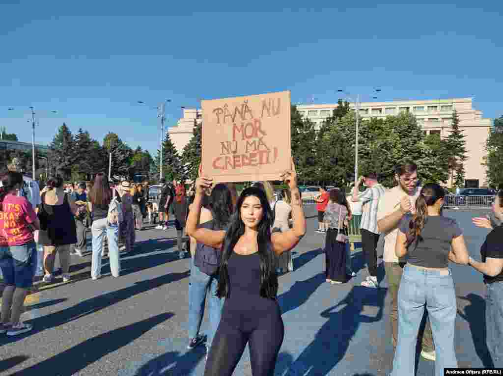 Жінка тримає плакат із написом «Ти не повіриш мені, поки я не помру» під час протесту в Бухаресті.Вимоги протестувальників включали посилення захисту жінок і дівчат, визнання феміциду юридично окремим злочином, а також обов'язкове навчання урядовців, поліції, суддів та працівників соцслужб щодо гендерно зумовленого насильства
