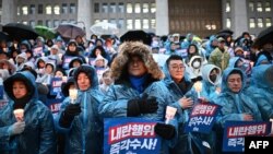 Protestatari sud-coreeni la un miting pentru demiterea președintelui, care a introdus pentru scurt timp legea marțială. Seul, 5 decembrie 2024. 