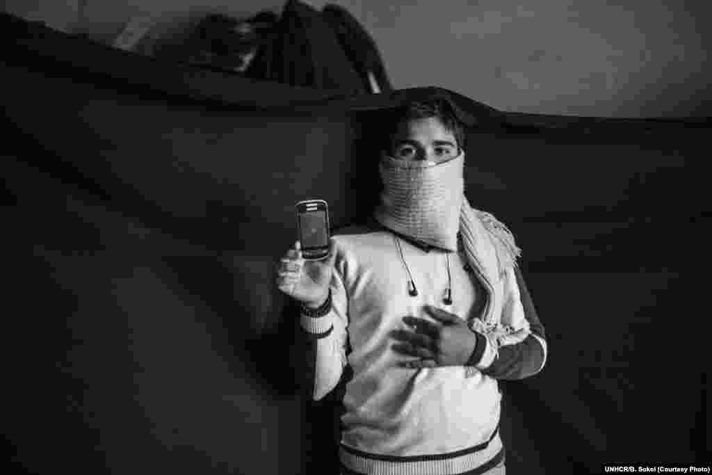 Jusuf je izbjegao u Lebanon. Najvažnija stvar koju je ponio sa sobom je njegov mobilni telefon. "Mogu nazvati svog oca. Mi smo dovoljno blizu Sirije da se uhvati signal, ponekad... U telefonu također imam fotografije familije koja je još u Siriji.¨ 