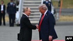 Presidenti amerikan, Donald Trump (djathtas) me homologun e tij rus, Vladimir Putin në nisje të një samiti në Alaskë, më herët gjatë vitit.