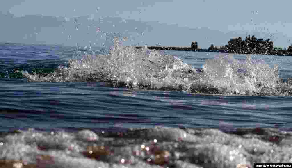 Эрке толкун бутка урунат шарпылдап.&nbsp;