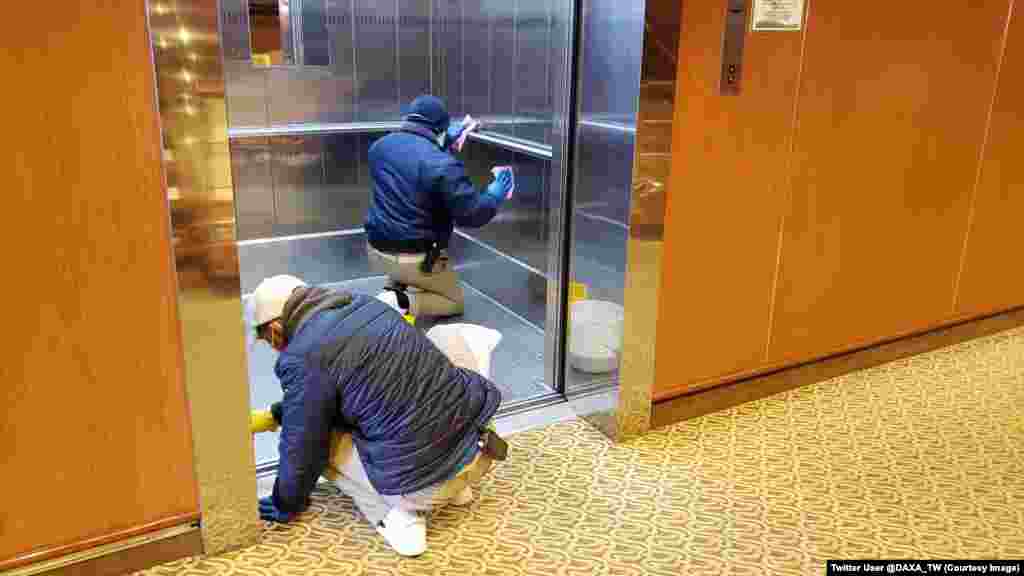 Жумушчулар кеменин ичиндеги лифти дезинфекция кылып жатышат. Кемедеги&nbsp;400дөн ашуун жүргүнчүгө коронавирус жукканы аныкталды. &laquo;Үрөй учурган жагдай. Мунун баары менин кемемде болуп жатканына ишене албай турам&raquo;, - деп кеме экипажынын бир мүчөсү журналисттерге жооп берген.&nbsp;