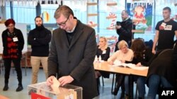 Сербиянын президенти Александр Вучич Белградда добуш берип жатат, 17-декабрь 2023-жыл.