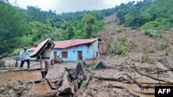 Pomoć u iseljavanju lokalnog stanovništva čijim kućama prijeti klizište, selo Jadon u državi Himačal Pradeš, 14. avgust