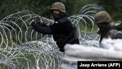 Gardul din sârmă ghimpată ridicat de autoritățile poloneze ar trebui să oprească migrația ilegală dinspre Belarus înspre Uniunea Europeană.