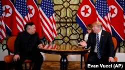 Ким Чен Ун и Доналд Тръмп по време на преговорите в Ханой.