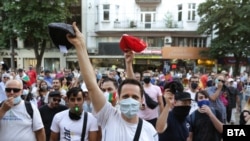 Протестиращи с каскети в ръце пред Съдебната палата в София