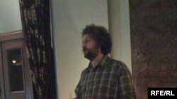 Свои стихотворения Дмитрий поет и танцует, и их надо видеть и вслушиваться, чтобы понять феномен этого явления в литературе