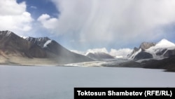 Кумтөр алтын кени жайгашкан тоо кыркалары. 