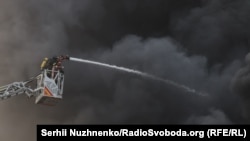 Рятувальники гасять пожежу, що виникла після російського удару, Київ, 10 червня 2025 року