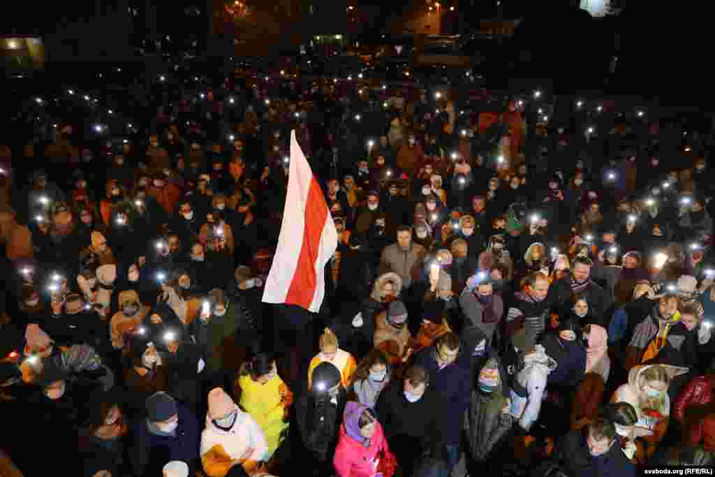 Az összegyűlt tömeg a kormányellenes tüntetőre, Raman Bandarenkára emlékezik.
