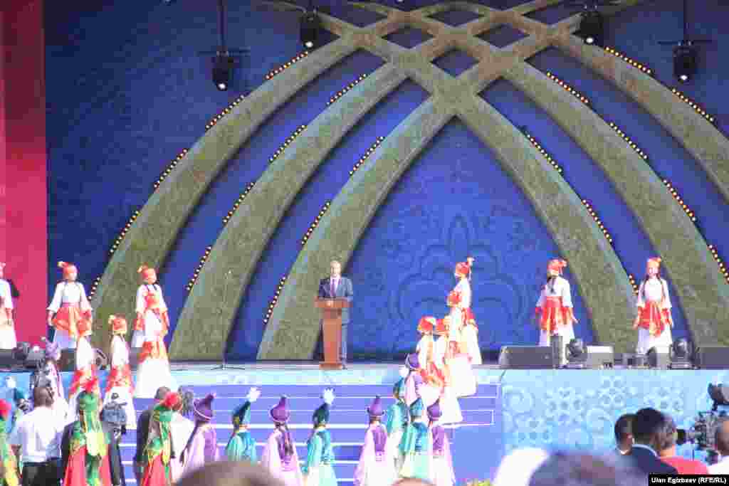 Башкы майрам борбор калаадагы Ала-Тоо аянтында саат 10до башталды. Ага президент Алмазбек Атамбаев баш болгон бийлик өкүлдөрү катышып, элди куттукташты.