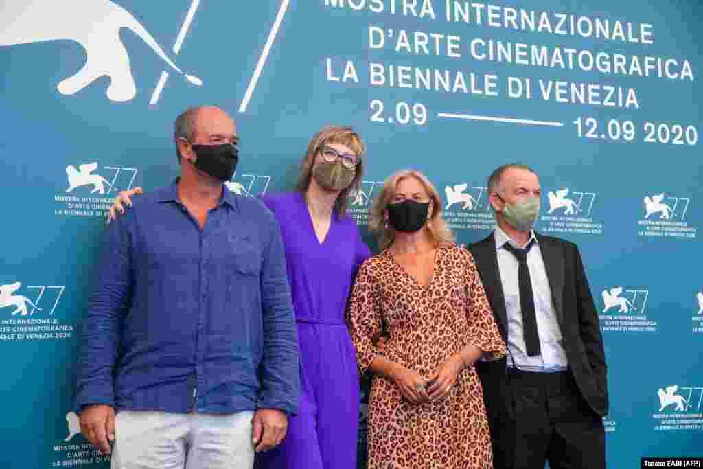 Aktori serb, Boris Isakoviq, regjisorja boshnjake Jasmila Zbaniq, aktorja serbe Jasna Duriçiq dhe aktori holandez Raymond Thirty, marrin pjesë në prezantimin e filmit &ldquo;Quo Vadis, Aida&rdquo;, më 3 shtator.