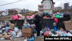 Kontejneri prepunjeni otpadom... Priština, 3.februar 2025.