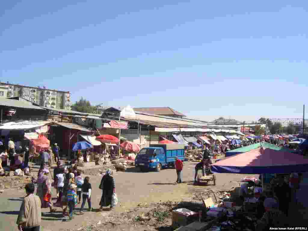 Почти вся торговля пока идет на проезжей части у рынка. Несмотря на предупреждения властей. 