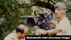 بهرام بیضایی سرصحنه فیلمبرداری فیلم «باشو، غریبه‌ی کوچک»