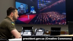 Президент України Володимир Зеленський під час виступу через відеозв’язок на церемонії відкриття 75-го щорічного Каннського кінофестивалю. Канни, Франція, 17 травня 2022 року 