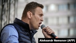 Соратники ув’язненого опозиційного політика Олексія Навального (на фото) перед виборами оприлюднили рекомендації щодо голосування, які були заблоковані Google і Apple під тиском російської влади