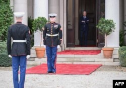 Джо Байден (на задньому плані), ілюстрційне фото