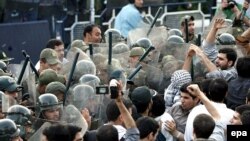 سازمان ملل از ایران خواسته است که از اذيت و آزار، ارعاب و شکنجه مخالفان سياسی و فعالان حقوق بشر دست بردارد و کسانی را که «به شکل مستبدانه و به خاطر باورهای سياسی شان زندانی شده اند»، آزاد کند.