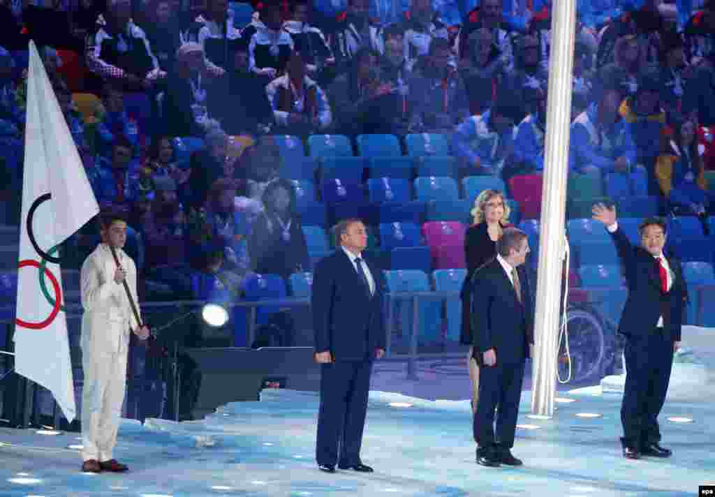 Оңдон солго: Пхенчхан шаарынын мэри Ли Сок-Рей, Эл аралык олимпиада комитетинин президенти Томас Бах, Сочи шаарынын мэри Анатолий Пахомов мелдештердин жабылыш салтанатында. 