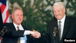 Bill Clinton volt amerikai elnök (balra) és Borisz Jelcin volt orosz elnök kezet fog a helsinki csúcstalálkozó végén, 1997. március 21-én