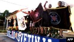 Navijači sa transparentom sa vulgarnom porukom etničke mržnje prema Srbima (napomena: RSE je prekrio dio uvredljive poruke na fotografiji)