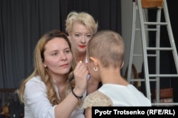 Кира Ударцева (ортада), визажист Надежда Кармышева (сол жақта) және Раяна Әмірхан. Алматы, 13 сәуір 2018 жыл.