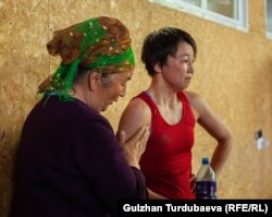 Мама, пришедшая поддержать свою дочь на соревнованиях.