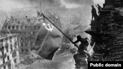 Фотография под названием «Знамя Победы над Рейхстагом». Берлин, 1945 год.