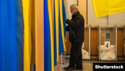 Голосування на одній з виборчих дільниць Києва (ілюстраційне фото)