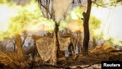 Українська артилерія веде вогонь по російських військах, що наступають. Донеччина, травень 2025 року