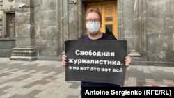 Журналіста «Медіазони» Олександра Горохова затримали першим, майже відразу ж після того, як він розгорнув плакат «Вільна журналістика, а не ось це ось все»