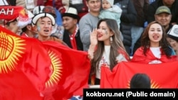 Астана. Улуттук көк бөрү оюнчуларынын күйөрмандары Кыргызстандын желеги менен 