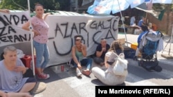 Građani koji protestuju proveli su noć na ulici, nakon vesti da je devetogodišnji dečak preminuo u bolnici od posledica povreda u udesu.