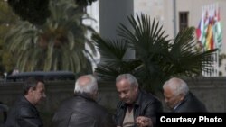 Кто с кем? Ответ не знают даже на сухумской "брехаловке"