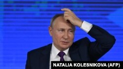 Președintele Vladimir Putin a cerut joi Occidentului să ofere garanții de securitate imediate pentru a dezamorsa criza provocată de consolidarea militară a Rusiei în apropierea granițelor Ucrainei.